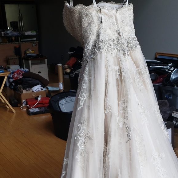 SOLD David Tutera for Mon Cheri - Picture 9 of 16